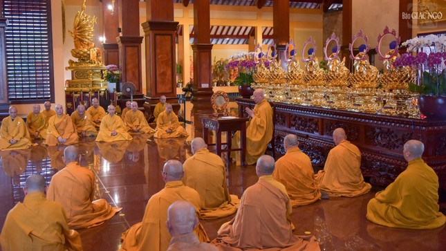 Hòa thượng Thích Lệ Trang chia sẻ với chư Tăng sau khi đại vị trùng tuyên giới luật trong thời Bố-tát của chư Tăng tại chánh điện Việt Nam Quốc Tự - Ảnh: Quảng Đạo Hòa thượng Thích Lệ Trang chia sẻ với chư Tăng sau khi đại vị trùng tuyên giới luật trong thời Bố-tát của chư Tăng tại chánh điện Việt Nam Quốc Tự - Ảnh: Quảng Đạo