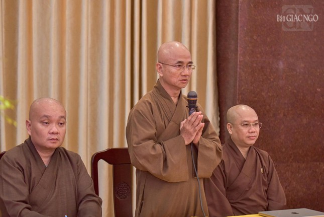 Thượng tọa Thích Thiện Quý tác bạch cung thỉnh Hòa thượng Thích Lệ Trang có buổi chia sẻ với chư Tăng Ni tham dự Tuần huân tu và Khóa bồi dưỡng trụ trì năm 2025