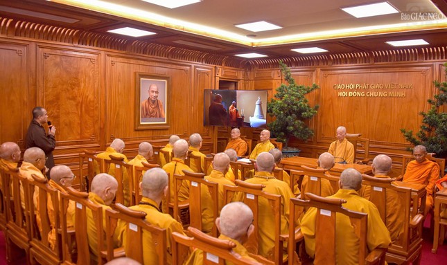 Chư Trưởng lão Hội đồng Chứng minh cùng xem clip về tiến trình tôn trí xá-lợi Trái tim Bồ-tát Thích Quảng Đức