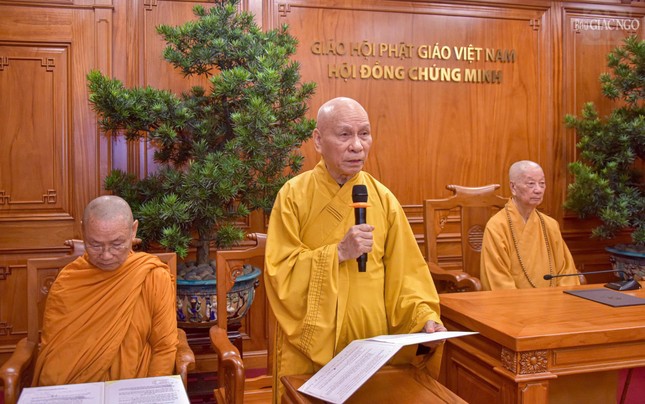 Trưởng lão Hoà thượng Thích Giác Quang, Phó Pháp chủ Hội đồng Chứng minh đại lao Đức Pháp chủ điều hành thảo luận tại Đại nghị