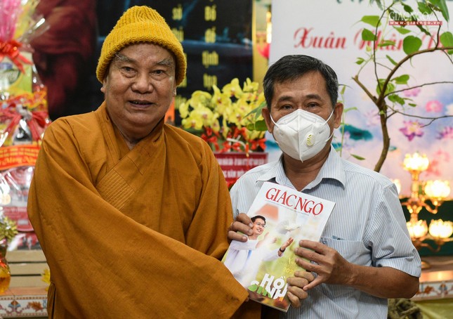 Hòa thượng Thích Thanh Sơn tặng báo xuân Giác Ngộ đến thành viên đoàn Ban Dân vận Thành ủy