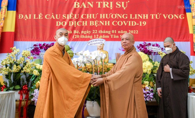 Thượng tọa Thích Hoằng Ninh, Trưởng ban Trị sự GHPGVN quận 7 tặng hoa tại buổi lễ Thượng tọa Thích Hoằng Ninh, Trưởng ban Trị sự GHPGVN quận 7 tặng hoa tại buổi lễ
