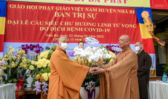 Thượng tọa Thích Minh Bảo, Trưởng ban Trị sự GHPGVN quận 4 tặng hoa Thượng tọa Thích Minh Bảo, Trưởng ban Trị sự GHPGVN quận 4 tặng hoa