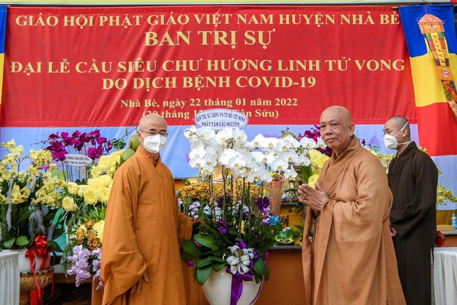 Thượng tọa Thích Thiện Quý, đại diện Ban Trị sự GHPGVN TP.HCM tặng hoa tưởng niệm Thượng tọa Thích Thiện Quý, đại diện Ban Trị sự GHPGVN TP.HCM tặng hoa tưởng niệm