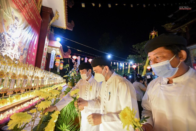 Đại diện tôn giáo bạn dâng hoa tưởng niệm hơn 500 nạn nhân mất trong đại dịch Covid-19 ở Nhà Bè Đại diện tôn giáo bạn dâng hoa tưởng niệm hơn 500 nạn nhân mất trong đại dịch Covid-19 ở Nhà Bè