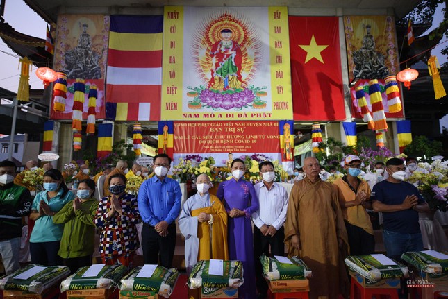 Ban Trị sự GHPGVN huyện Nhà Bè tặng quà Tết đến bà con khó khăn Ban Trị sự GHPGVN huyện Nhà Bè tặng quà Tết đến bà con khó khăn