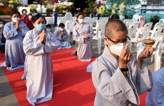 Phật tử tham dự cầu nguyện Phật tử tham dự cầu nguyện