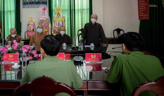 Hòa thượng Thích Nhật Hỷ chúc Tết đến Ban Chỉ huy Công an huyện Bình Chánh