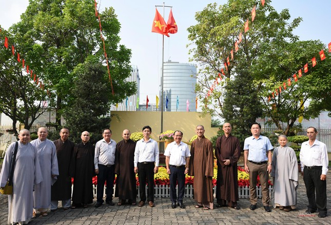 Ông Lê Văn Thành, Phó Chủ tịch UBND quận 7 vui mừng trước chuyến viếng thăm của Ban Trị sự Phật giáo quận Ông Lê Văn Thành, Phó Chủ tịch UBND quận 7 vui mừng trước chuyến viếng thăm của Ban Trị sự Phật giáo quận