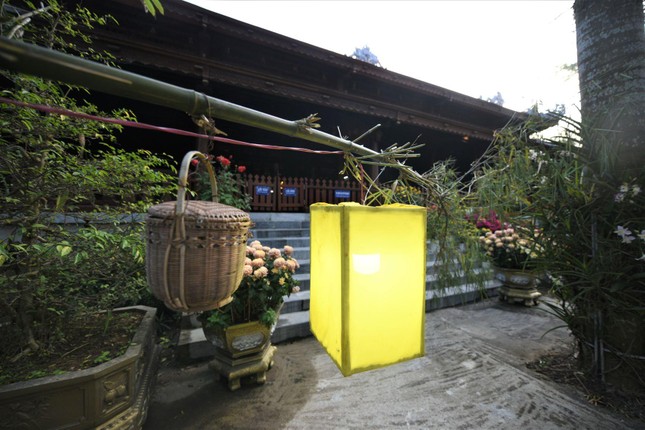 Cây nêu với một giỏ tre và chiếc đèn lồng với ý nghĩa xua đuổi điều không lành Cây nêu với một giỏ tre và chiếc đèn lồng với ý nghĩa xua đuổi điều không lành