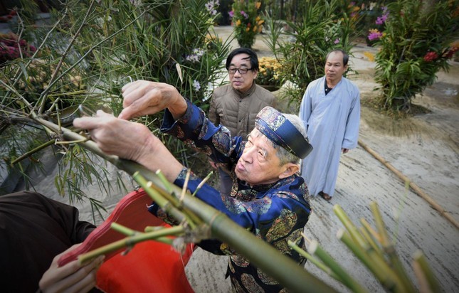 Nhà nghiên cứu Vĩnh Cao tự tay treo câu đối mong ước đất nước được thái bình Nhà nghiên cứu Vĩnh Cao tự tay treo câu đối mong ước đất nước được thái bình