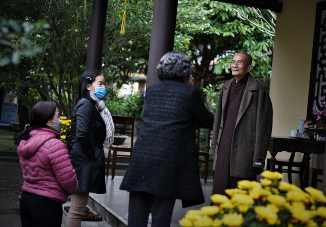 Phật tử chúc thọ Ôn Quán Chơn, trụ trì chùa Từ Ân (Huế)