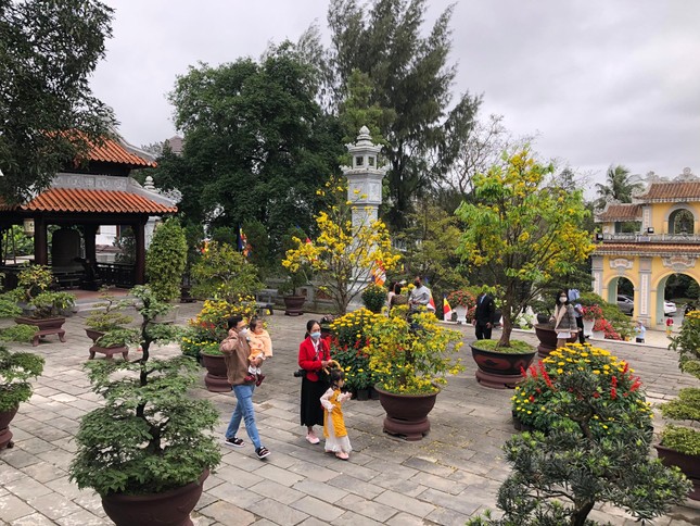 Truyền thống đi chùa lễ Phật đầu năm luôn được người Huế duy trì