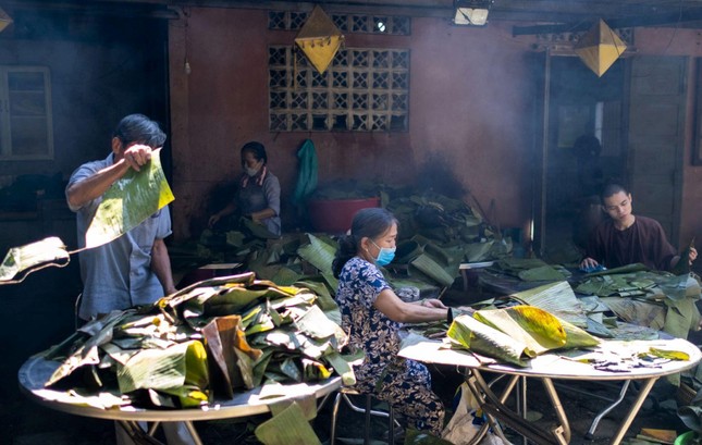 Những ngày cuối năm là khoảng thời gian mà chư Tăng, Phật tử có dịp cùng nhau ngồi gói bánh chưng, bánh tét để đón năm mới. Đây là truyền thống mà người dân xứ Huế vẫn còn giữ cho đến ngày nay - Ảnh Hiêu Trương