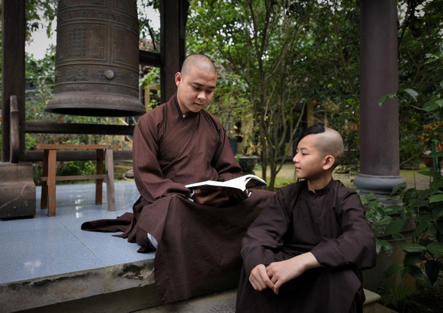 Trái ngược với sự nhộn nhịp bên ngoài, đời sống sinh hoạt trong chùa vẫn không thay đổi gì nhiều