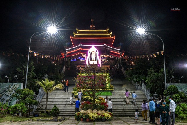 Pháp viện Minh Đăng Quang (TP.Thủ Đức), một quần thể kiến trúc Phật giáo đặc trưng Hệ phái Khất sĩ miền Nam Bộ cũng là nơi mà người dân TP.HCM đến cầu nguyện đầu năm