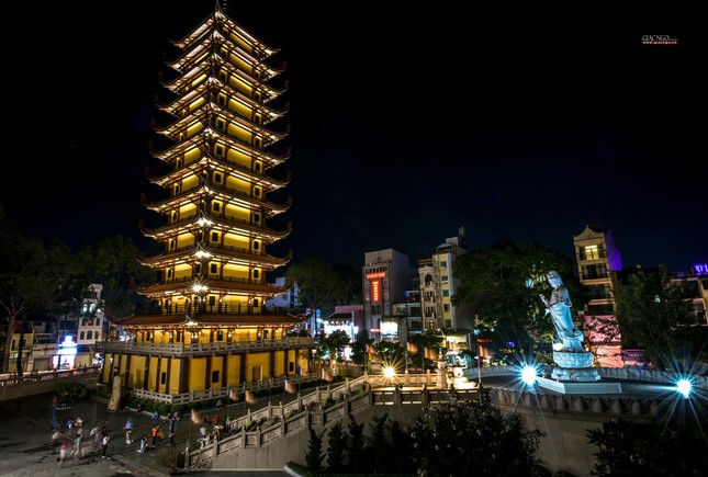 Thành phố đã bình yên trở lại, người dân cũng tranh thủ đến chùa để lễ Phật, cầu nguyện một năm mới được bình an, mọi sự thuận lợi