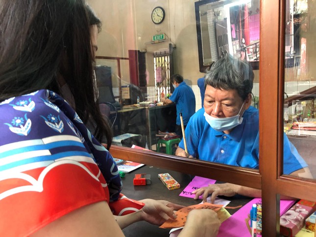 Khách thập phương ghi danh sau đó treo lên cùng với các vòng hương để cầu an