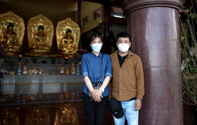 Anh Tâm Can (huyện Củ Chi) cho biết, năm nay đến chùa chỉ cầu sức khỏe để lo cho gia đình nhỏ của mình. Mong Phật gia hộ cho bản thân để khởi đầu một năm mới mọi việc suôn sẻ