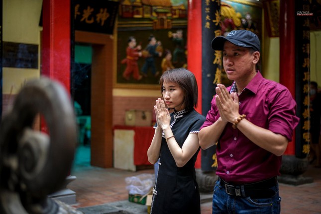 Đây cũng là điểm đến của rất nhiều cặp đôi đang yêu nhau. Anh Tiếu Ngọc Hiếu cùng với bạn tranh thủ thời gian nghỉ, lặn lội từ huyện Củ Chi lên &quot;chùa&quot; Ông Bổn (Miếu Nhị Phủ) để cầu nguyện cho mối tình của mình sẽ sớm được viên mãn