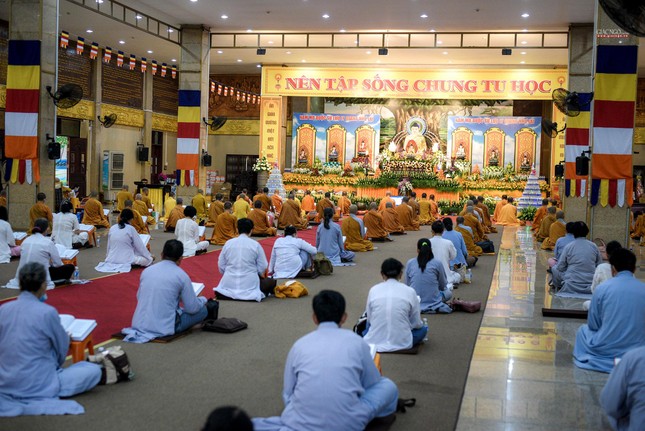 Không chỉ đến chùa để cầu nguyện, nhiều Phật tử còn tham dự các buổi tụng kinh Dược sư đầu năm để hồi hướng các phước lành đến gia đình, người thân và xã hội bình an trong năm mới