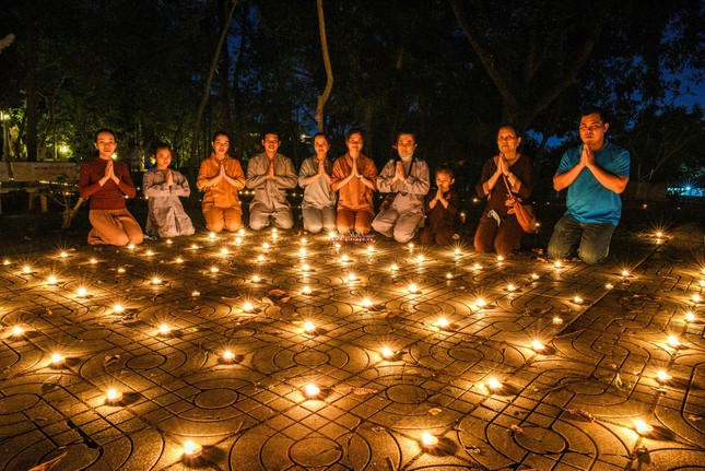 Một gia đình đang nguyện cầu sự che chở từ Đức Phật trong năm mới