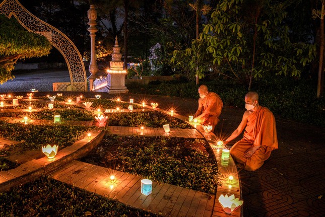 Chư Tăng thắp nến cầu nguyện