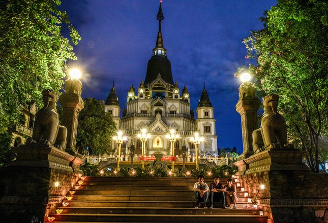 Trong trường hợp quá buồn ngủ, các hành giả có thể đi dạo xung quanh khuôn viên chùa, hít thở không khí trong lành nơi đây để giúp đầu óc tỉnh táo trở lại