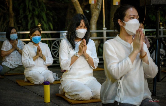 Hình ảnh các bạn trẻ tham dự đêm Đầu đà rất dễ bắt gặp tại chùa Bửu Long