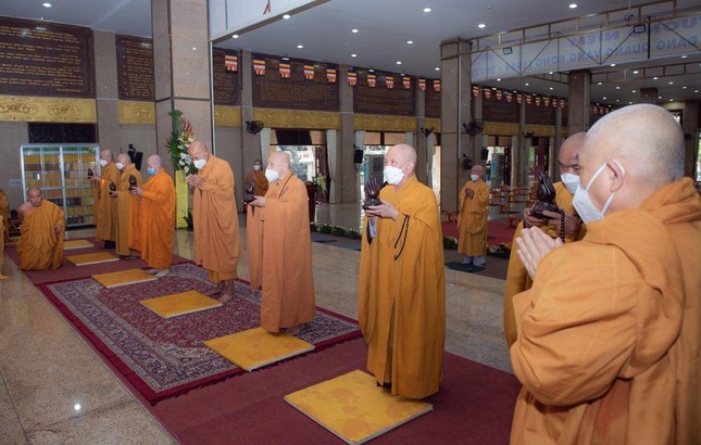 Hòa thượng Thích Thiện Nhơn, Chủ tịch Hội đồng Trị sự; Hòa thượng Thích Thiện Pháp, Phó Chủ tịch Thường trực Hội đồng Trị sự, Trưởng ban Tăng sự Trung ương cùng chư tôn đức Hội đồng Trị sự, Văn phòng II, Ban, Viên Trung ương dâng hương tưởng niệm Tổ sư Minh Đăng Quang (ngày 2-3) - Ảnh: Đăng Huy