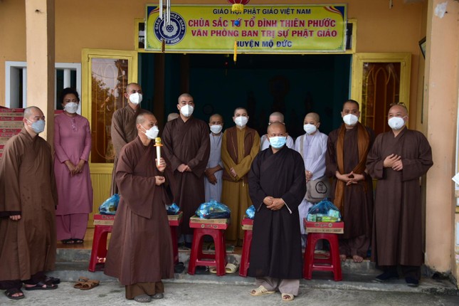 Thượng tọa Thích Trí Chơn gửi lời thăm hỏi đến bà con khó khăn Thượng tọa Thích Trí Chơn gửi lời thăm hỏi đến bà con khó khăn