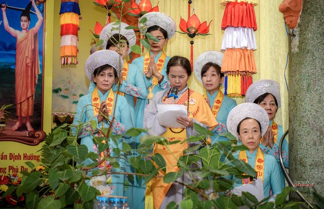 Phật tử đọc lời cảm niệm tại buổi lễ