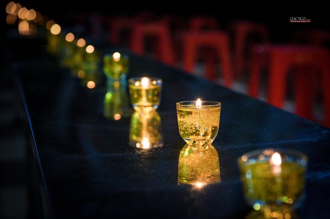 Những ngọn nến lung linh trong đêm tưởng niệm ngày Phật xuất gia tại Tổ đình Vạn Thọ