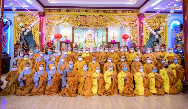 Đại chúng chụp hình lưu niệm