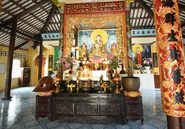 Chánh điện bên trong