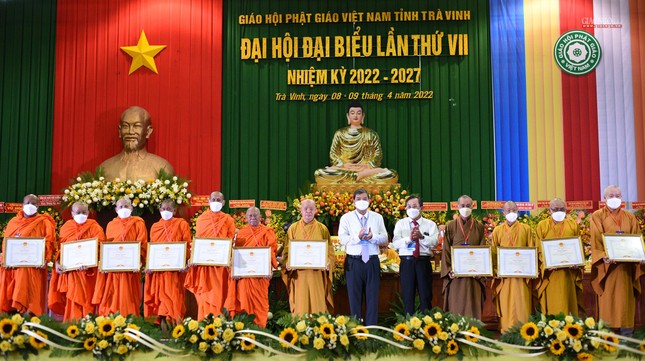 Đại diện chính quyền trao tặng Bằng khen đến các tập thể, cá nhân