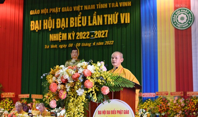 Đại đức Thích Minh Độ thay mặt Ban thư ký tuyên đọc Nghị quyết đại hội