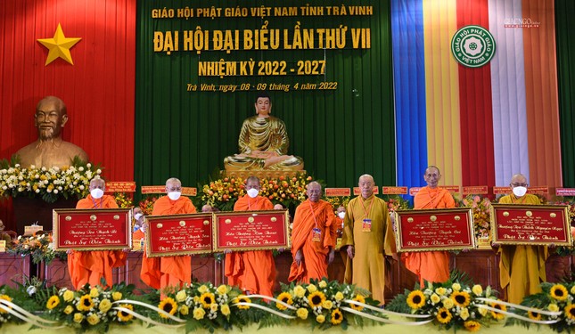 Trao tặng khánh vàng tri ân các vị lãnh đạo mãn nhiệm