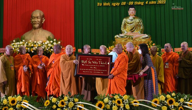 Tặng khánh vàng đến tân Ban Trị sự Phật giáo Trà Vinh