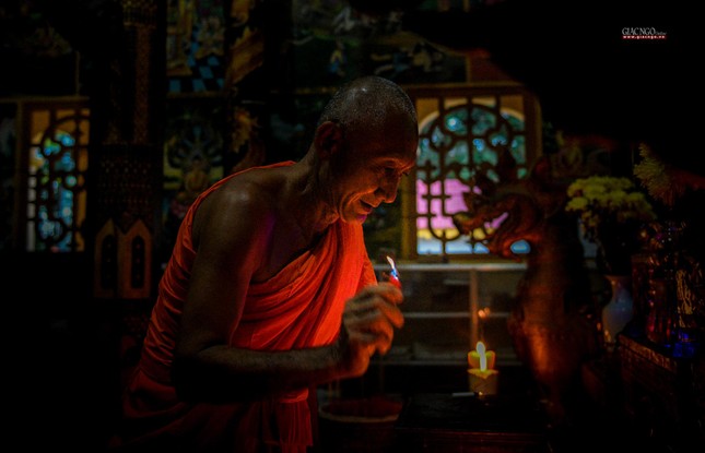 Chánh điện cũng được lau dọn kỹ lưỡng, hương hoa và đèn luôn sáng mang lại không khí nhộn nhịp