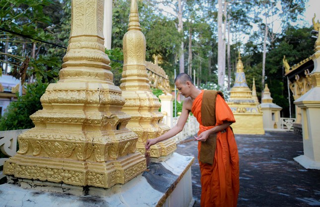 Đây cũng là dịp người Khmer tưởng nhớ và cúng bái tổ tiên, cúng dường các sư sãi ở chùa và thỉnh các nhà sư tụng kinh nơi tháp cốt để cầu siêu cho người thân đã khuất. Một nhà sư chùa Âng đang tháp hương tại các tháp cốt trong khuôn viên chùa