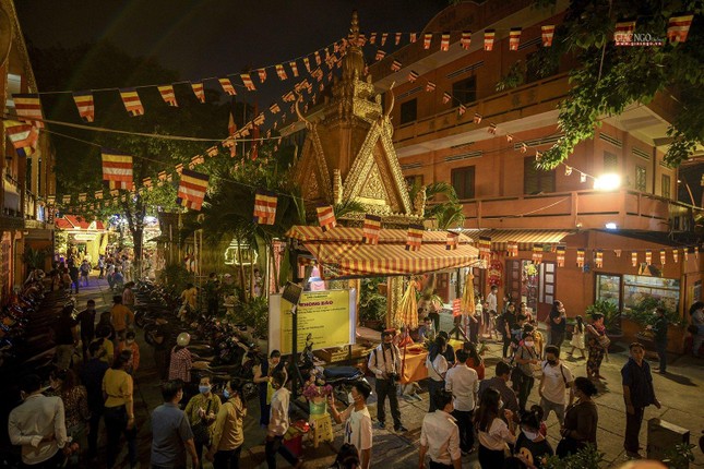 Sau nghi lễ, các con cháu mời ông bà, cha mẹ đến để tạ lễ, xin tha thứ những lỗi lầm, thiếu sót trong năm cũ, để sang năm mới mọi người trong gia đình phấn đấu tốt hơn