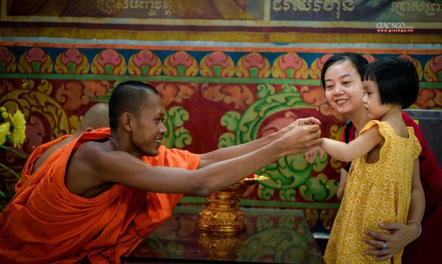 Sự cho đi cũng khiến họ nhận lại nhiều điều may mắn trong cuộc sống. Một em bé được vị sư đeo dây đỏ may mắn với lời chúc sức khỏe và nhiều niềm vui