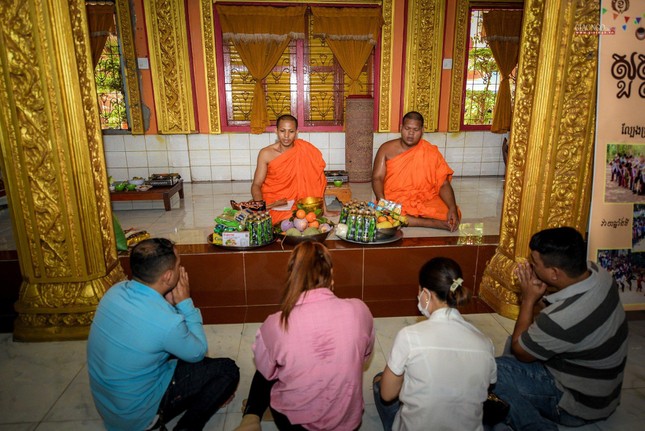 Vào ngày Tết thứ hai, buổi sáng các gia đình Phật tử làm lễ dâng cơm cho các sư sãi. Tục này gọi là lễ “đặt bát” trong văn hóa của người Khmer