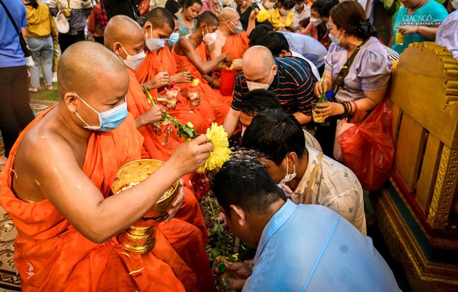 Ở một số chùa, mọi người đến dự lễ cùng té nước vào nhau để chúc mừng và cầu may mắn