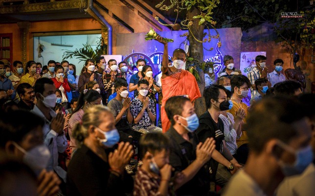 Một nhà sư trẻ đang thực hiện nghi lễ ban phước lành đến các Phật tử đang lắng nghe thuyết pháp