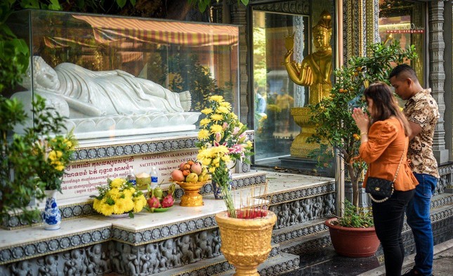 Người Khmer thường mang theo lễ vật nhang đèn, trái cây vào chùa làm lễ cúng Phật, cúng tổ tiên trong ngày này