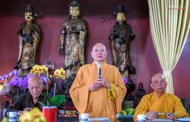 Hòa thượng Thích Thiện Nghĩa tán thán tinh thần làm việc hiệu quả của các thành viên Ban Trị sự Phật giáo huyện Nhà Bè trong công tác chuẩn bị Đại lễ Phật đản