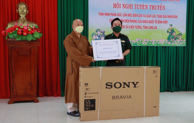 Thượng tọa Thích Minh Bảo, Trưởng ban Trị sự Phật giáo quận 4 tặng 1 chiếc tivi đến cán bộ đồn biên phòng Thượng tọa Thích Minh Bảo, Trưởng ban Trị sự Phật giáo quận 4 tặng 1 chiếc tivi đến cán bộ đồn biên phòng