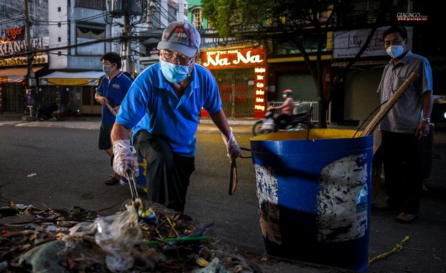 Những đống rác 2 bên đường được một thành viên trong nhóm xử lý sạch sẽ Những đống rác 2 bên đường được một thành viên trong nhóm xử lý sạch sẽ